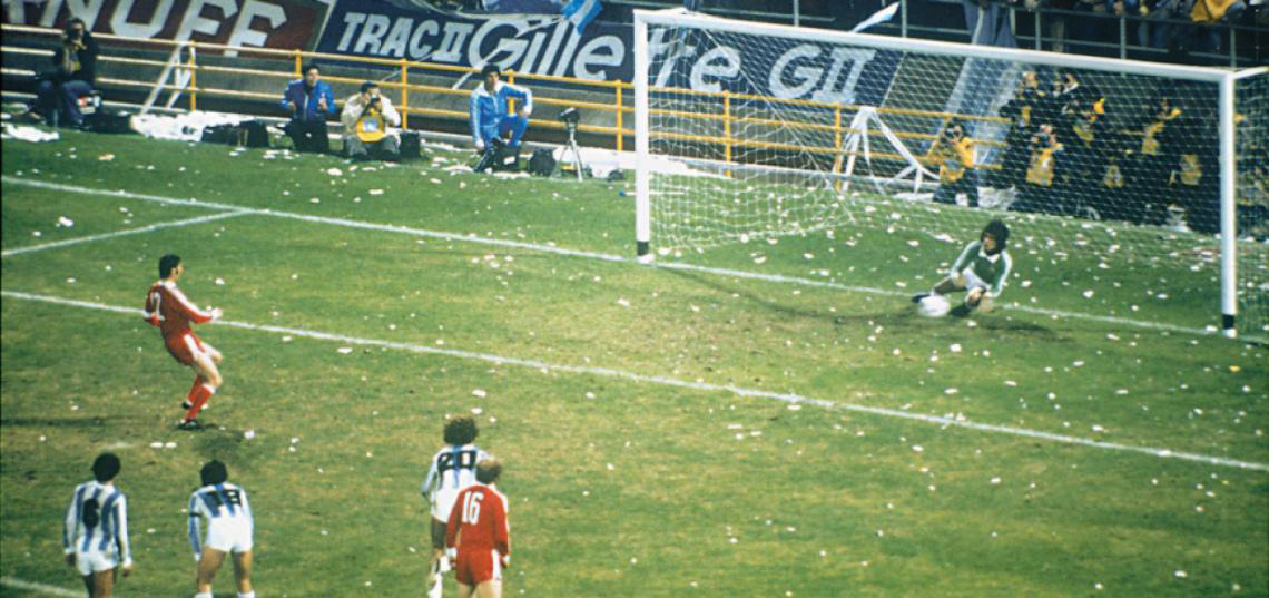 Rzut karny na mundialu w 1978 roku: argentyński bramkarz rzuca się i broni, polscy piłkarze patrzą z linii pola karnego