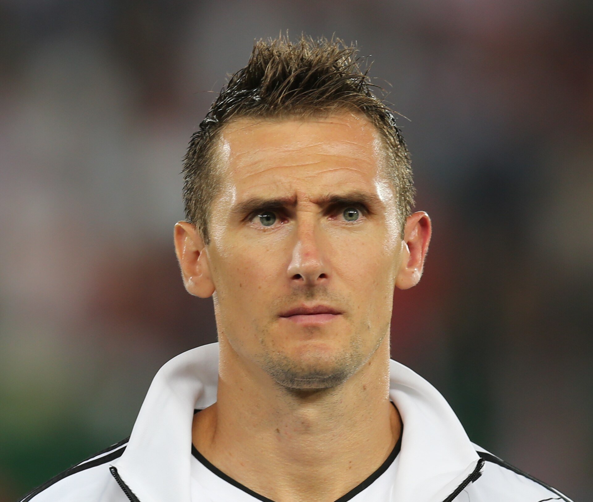 Miroslav Klose w białej koszulce reprezentacji Niemiec z numerem 11, w meczu eliminacji mistrzostw świata w 2012 roku