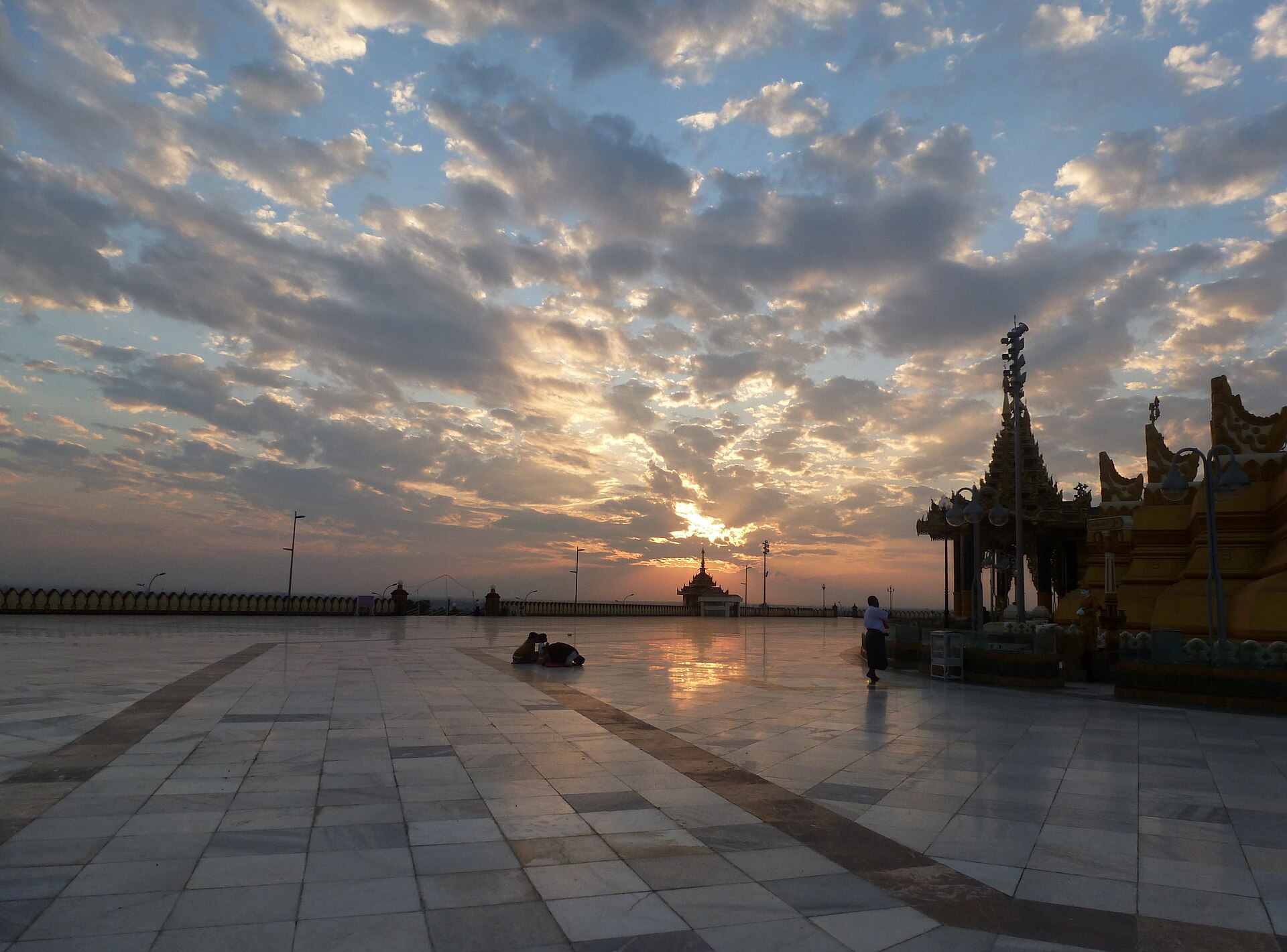 Plac przed pagodą Uppatasanti w Naypyidaw o zachodzie słońca, prawie pusty