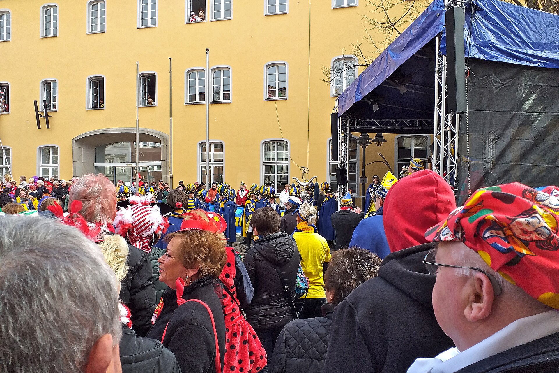 Tłum przebierańców przed ratuszem w niemieckim Brühl w Weiberfastnacht 2020